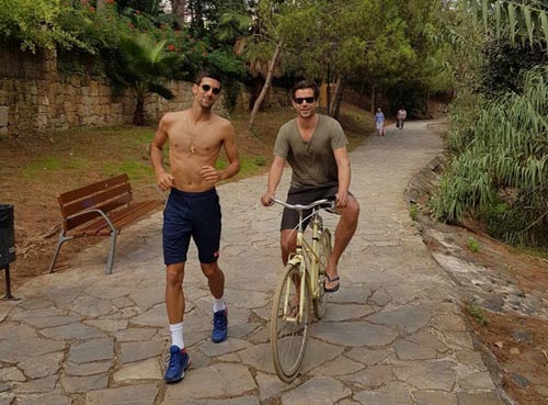 Djokovic bị bắt gặp trao nụ hôn nồng cháy bên bãi biển - 1