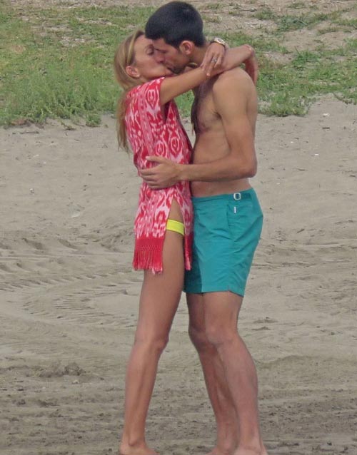 Djokovic bị bắt gặp trao nụ hôn nồng cháy bên bãi biển - 2