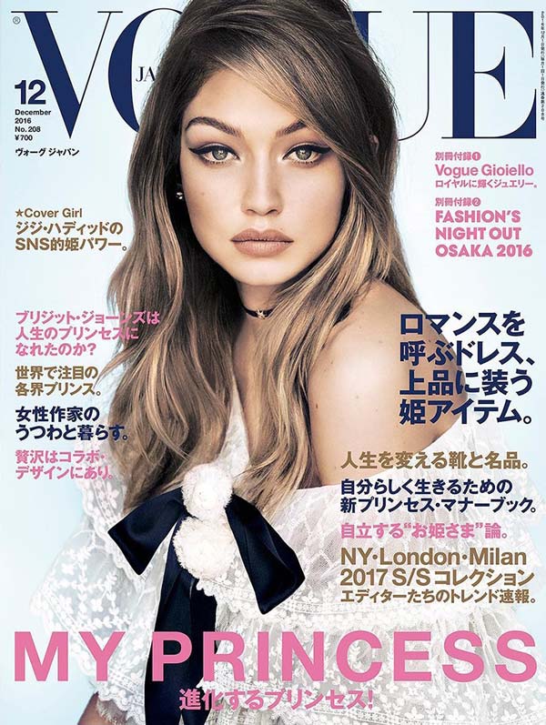 Gigi Hadid nửa kín nửa hở với ren xuyên thấu - 1