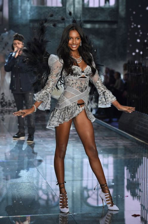 Hé lộ mỹ nhân mặc áo lót 67 tỷ đồng - 10