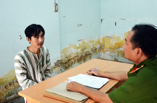 Dùng kim tiêm trấn lột hơn 300 tài xế ở Sài Gòn - 1