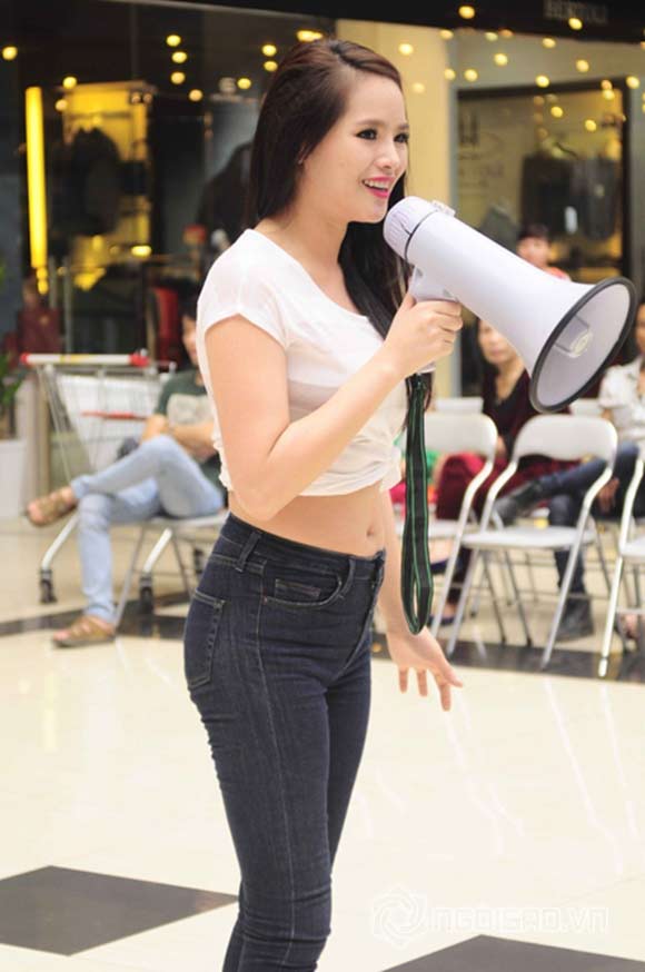 Người mẫu, hoa hậu Việt gây bất ngờ với vòng eo ngấn mỡ - 3