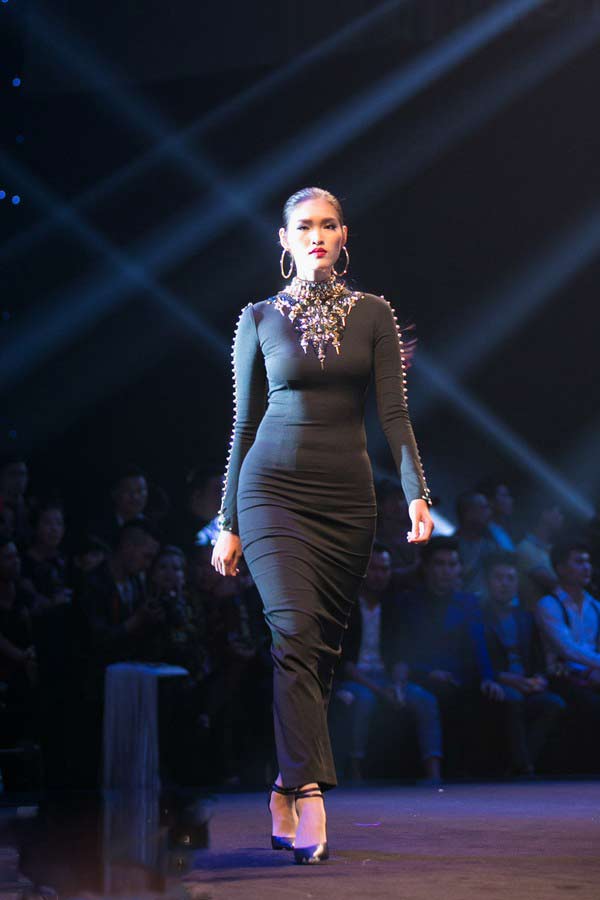 Người mẫu, hoa hậu Việt gây bất ngờ với vòng eo ngấn mỡ - 4