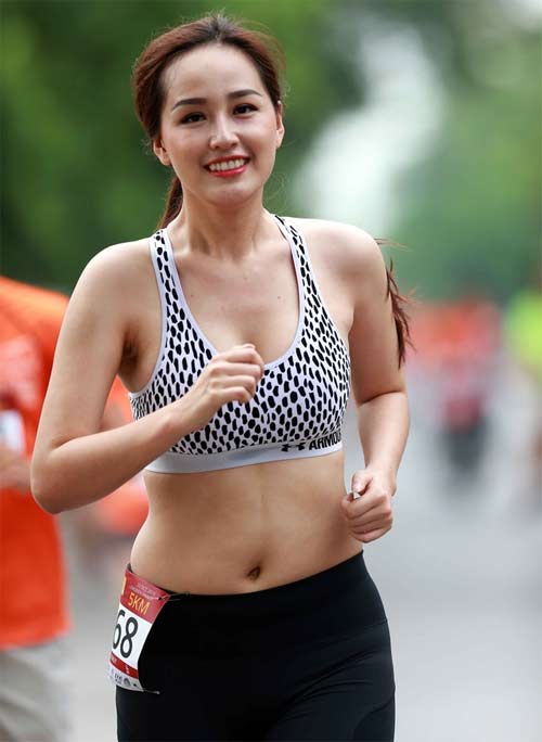 Người mẫu, hoa hậu Việt gây bất ngờ với vòng eo ngấn mỡ - 2