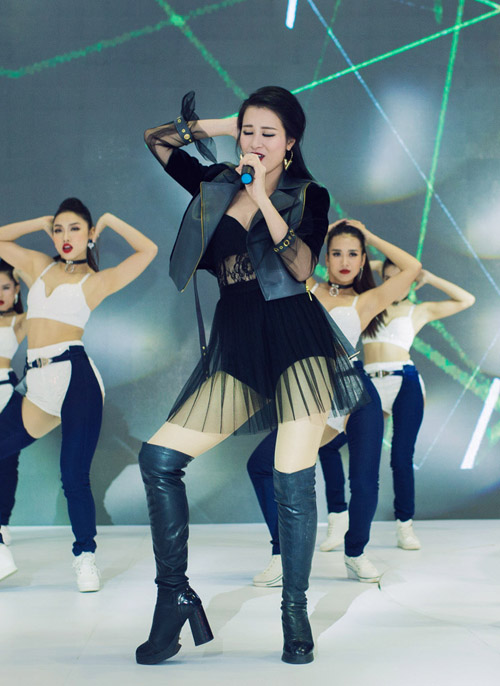 Đông Nhi táo bạo khoe nội y trước hàng trăm khán giả - 3