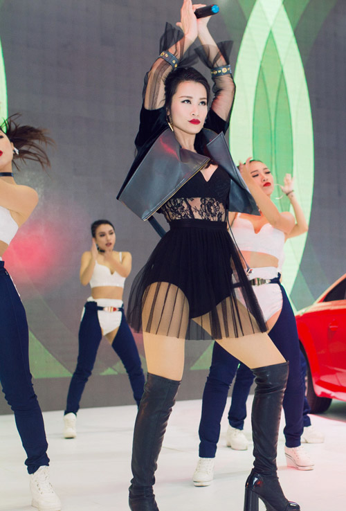 Đông Nhi táo bạo khoe nội y trước hàng trăm khán giả - 4