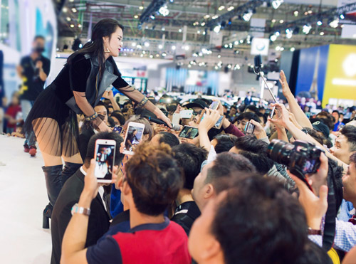 Đông Nhi táo bạo khoe nội y trước hàng trăm khán giả - 5