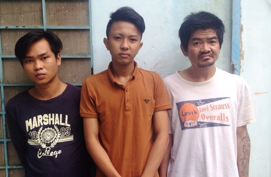 Dùng roi điện cướp xe máy lúc rạng sáng - 1