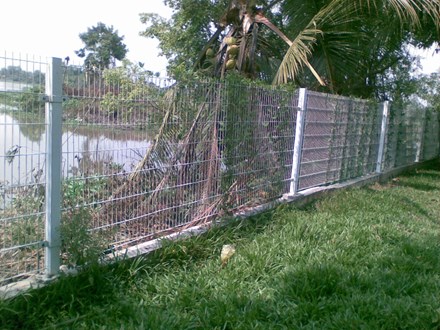 Bé trai tử vong vì vướng hàng rào chống trộm của cha - 1