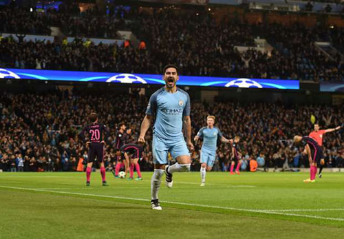 Man City thắng Barca để... sánh ngang MU - 1