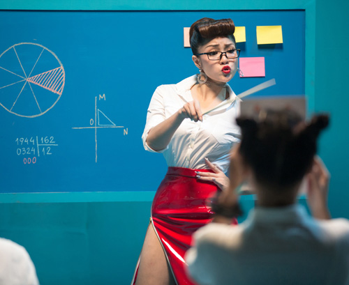 Thuỷ Top gây sốc với hình tượng cô giáo nổi loạn - 1