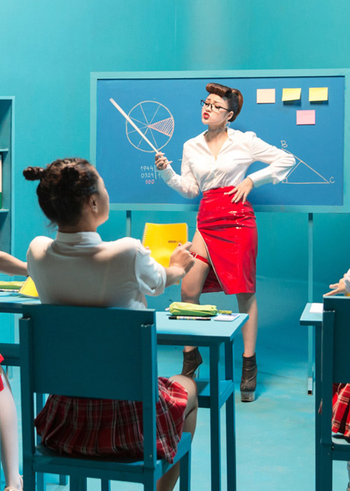 Thuỷ Top gây sốc với hình tượng cô giáo nổi loạn - 2