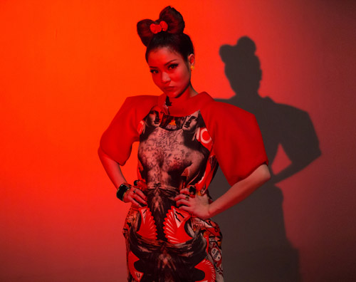 Thuỷ Top gây sốc với hình tượng cô giáo nổi loạn - 6