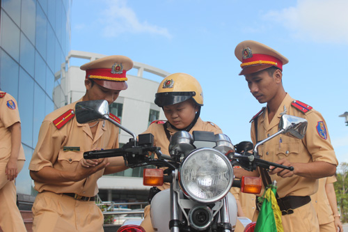 Chủ tịch Đà Nẵng viếng tang cậu bé ung thư mơ làm CSGT - 1