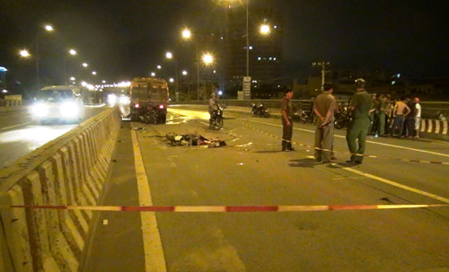 Xe máy cắm chặt vào xe quét đường, 2 người tử vong - 1