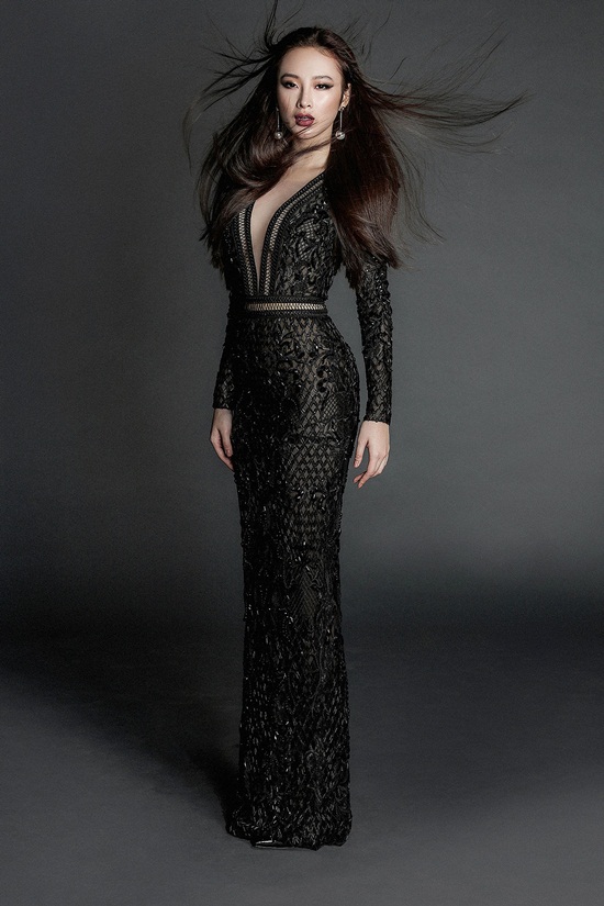 Angela Phương Trinh khoe body nuột nà với đầm ren mỏng manh - 5