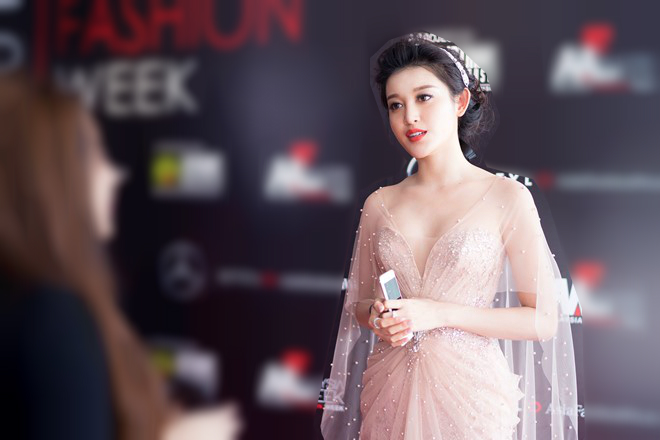 Huyền My gợi cảm khó cưỡng trên sàn diễn thời trang Malaysia - 3