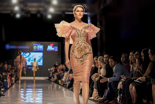 Huyền My gợi cảm khó cưỡng trên sàn diễn thời trang Malaysia - 10