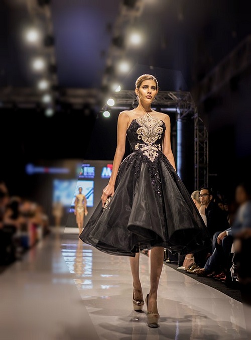 Huyền My gợi cảm khó cưỡng trên sàn diễn thời trang Malaysia - 11