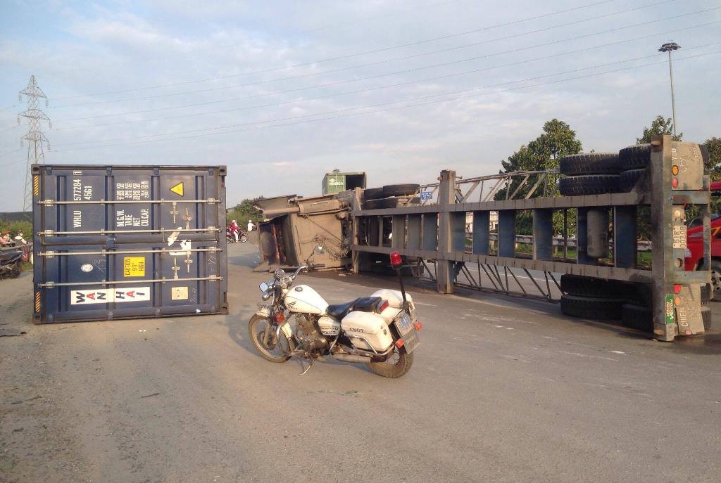 TP.HCM: Container lật ngang trên dốc cầu, giao thông tê liệt - 1