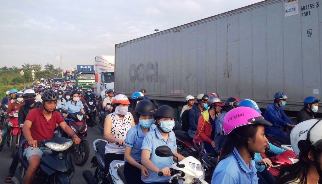 TP.HCM: Container lật ngang trên dốc cầu, giao thông tê liệt - 3