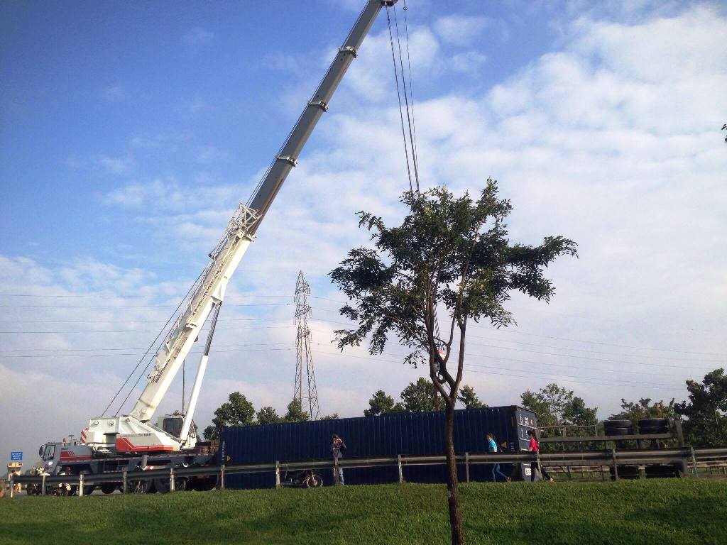 TP.HCM: Container lật ngang trên dốc cầu, giao thông tê liệt - 4