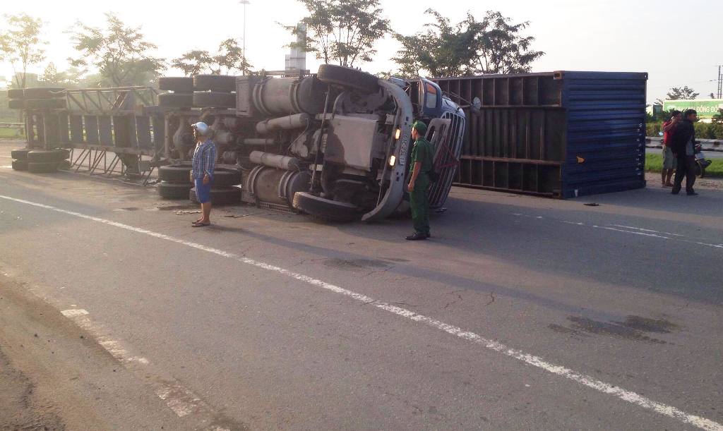 TP.HCM: Container lật ngang trên dốc cầu, giao thông tê liệt - 2