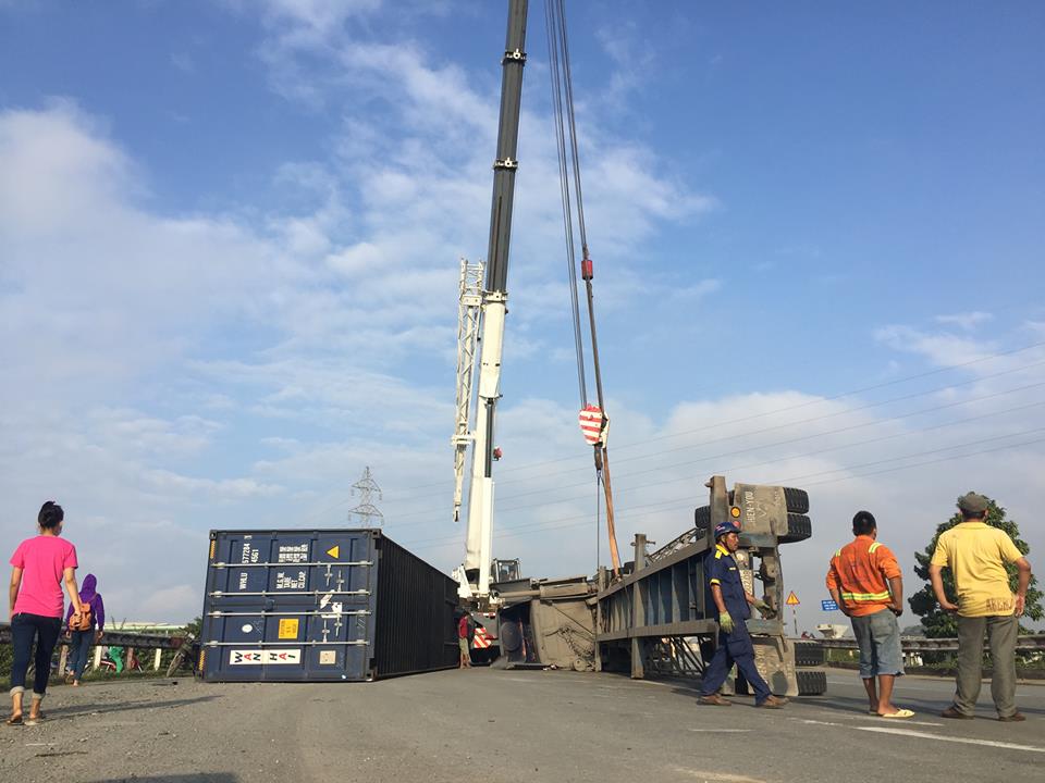 TP.HCM: Container lật ngang trên dốc cầu, giao thông tê liệt - 5