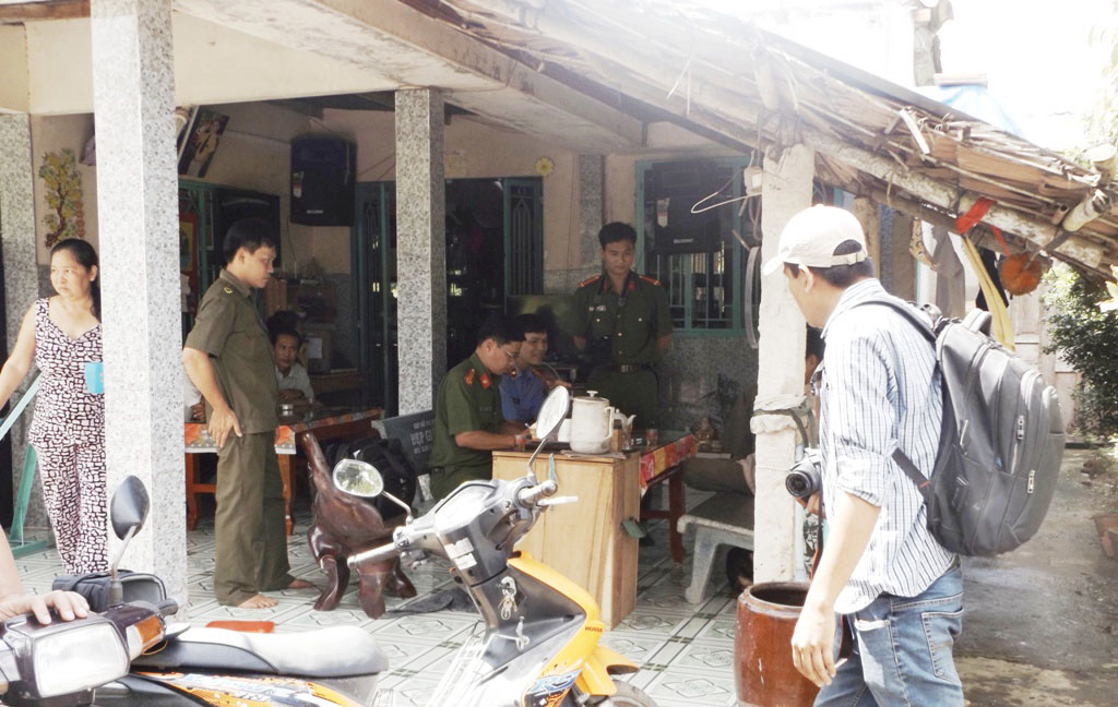 Thấy vợ âu yếm bạn thân, rút dao đâm chết tình địch - 2