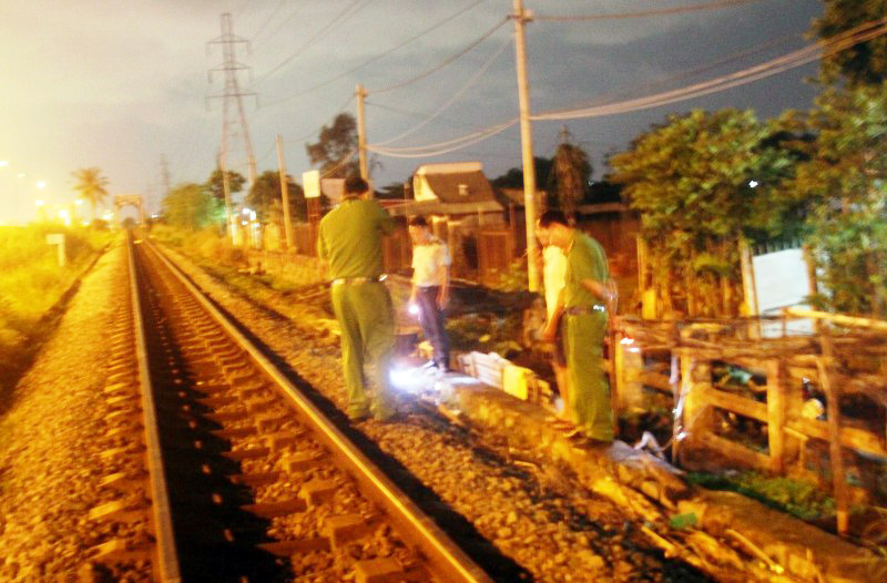 Cầm cần câu băng qua đường ray, thanh niên bị tàu tông tử vong - 1