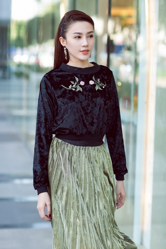 Học trò Hà Hồ đẹp sành điệu, hút mọi ánh nhìn trên phố - 2