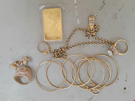 Cháu gái lập mưu cùng bạn trai trộm vàng của dì ruột - 1