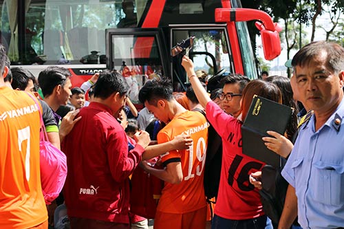 Thầy trò Hữu Thắng chống đẩy trăm lần, ngợp vì nắng Cần Thơ - 11