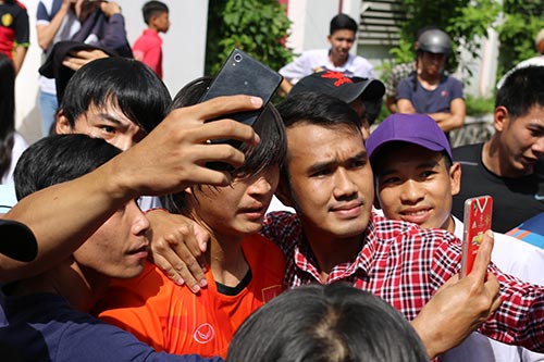 Thầy trò Hữu Thắng chống đẩy trăm lần, ngợp vì nắng Cần Thơ - 13