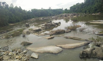 Kinh hãi phát hiện thi thể nam thanh niên trôi trên sông - 1