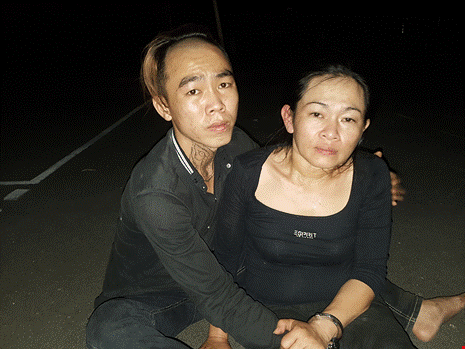 Cặp đôi vừa ra tù lại đi cướp bị người dân truy bắt - 1