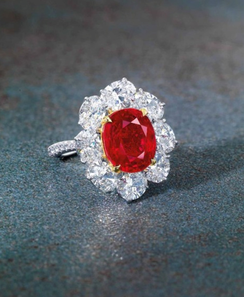 Nhẫn kim cương đính hồng ngọc "huyết bồ câu" giá 283 tỉ đồng - 2