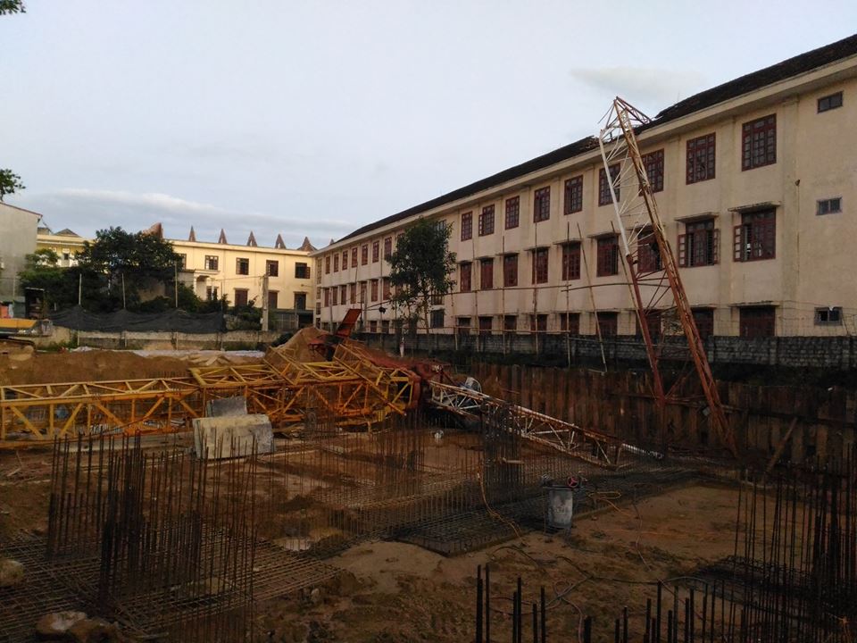 Sập cần cẩu, một nam sinh lớp 10 tử vong - 1