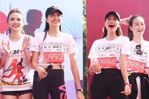 Phạm Hương, Lệ Hằng thấm mệt vì chạy đua dưới nắng - 3