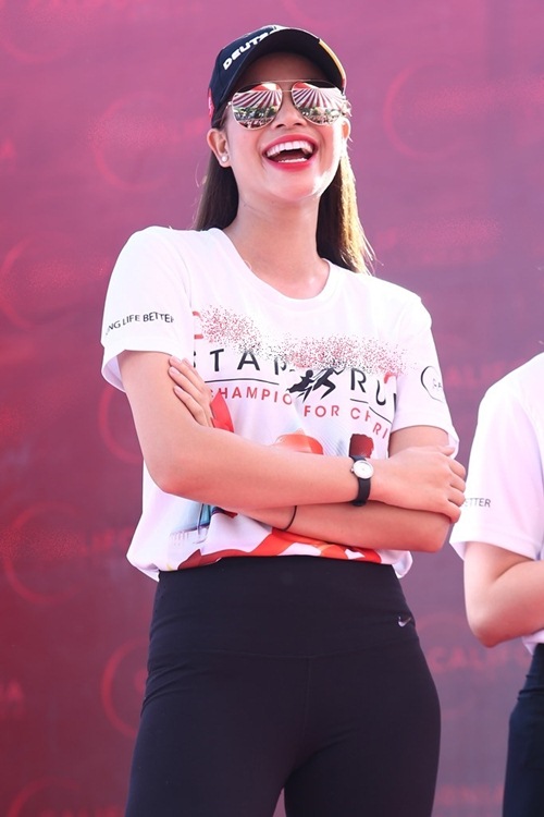 Phạm Hương, Lệ Hằng thấm mệt vì chạy đua dưới nắng - 5