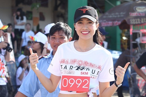 Phạm Hương, Lệ Hằng thấm mệt vì chạy đua dưới nắng - 6