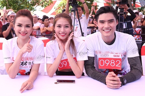 Phạm Hương, Lệ Hằng thấm mệt vì chạy đua dưới nắng - 10