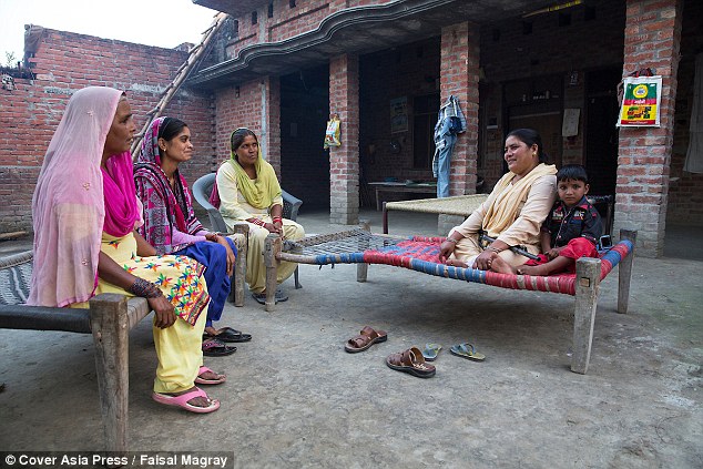 Ấn Độ: Người phụ nữ cầm súng chuyên "xử" kẻ hiếp dâm - 5