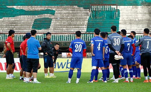 ĐT Việt Nam tập trên sân đầy chim hót véo von ở Myanmar - 1