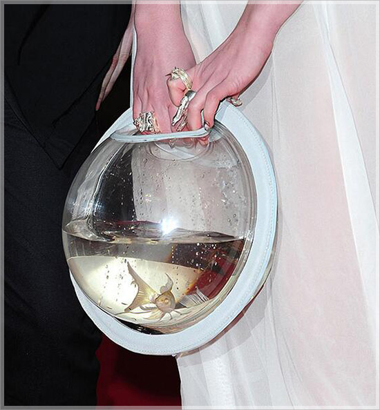 Lần đầu thấy túi hiệu trang trí bằng cá vàng đang bơi - 2