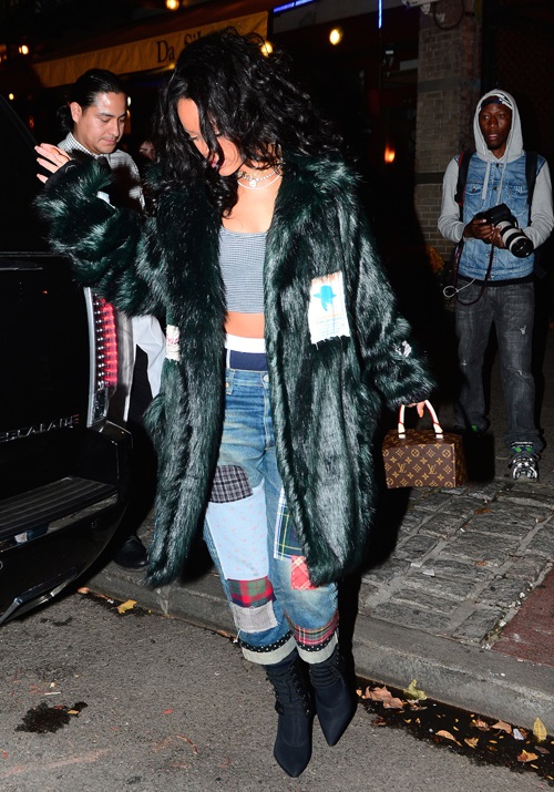 Lần đầu thấy túi hiệu trang trí bằng cá vàng đang bơi - 5