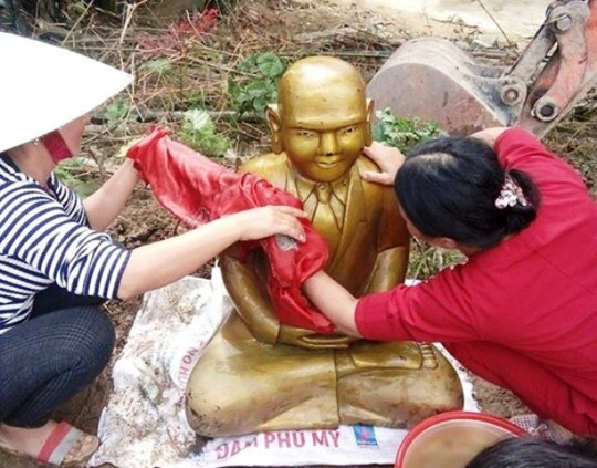 Dọn đầm nuôi tôm, gặp pho tượng lạ màu vàng - 1