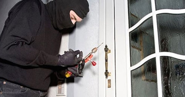 Trộm "vét" sạch cả...bàn, ghế, giường, tủ của gia chủ - 1