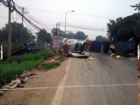 HN:Thùng xe container văng xuống đường, 2 người tử nạn - 1