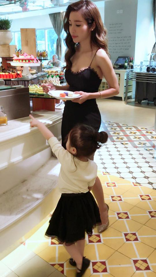 Chỉ đưa con đi ăn đi chơi, Elly Trần cũng khiến mọi ánh mắt dán chặt vào mình - 1